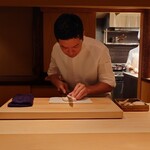 伯雲 - 鮑を薄切りに