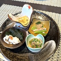 横浜 夜景 鉄板焼＆ステーキ 祥鳳 - 前菜　お寿司屋さんも併設されているせいか、前菜も一手間掛かっている感じでした