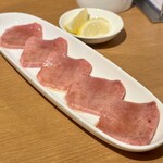 炭火焼肉ホルモン まるは - 