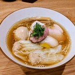らぁめん鴇 - 特製白醤油♪鴨チャ､鶏チャ､豚チャ､燻チャ､ワンタン､メンマ､味玉♪