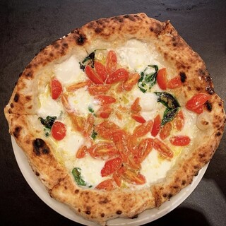 イタリアの薪窯を使ったピッツアはサクサクでモチモチの食感です