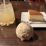 珈琲館 - ベイクドチーズケーキとジュース。