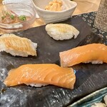 立喰い処 ちょこっと寿し - えんがわ、サーモン