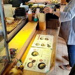 かばと製麺所 - 店内での受付と受け取り口