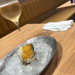 オイスターハウス - 生牡蠣にウニトッピングという贅沢