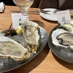 オイスターハウス - 本日の生牡蠣から2種選びました！