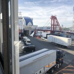 フェリーおおさかⅡ レストラン - めっちゃ車両を飲み込んでいくフェリー