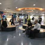 フェリーおおさかⅡ レストラン - ロビーは船と思えない、煌びやかな