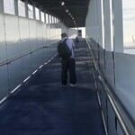 フェリーおおさかⅡ レストラン - 途中で疲れて一時停止、立ち止まる爺さん