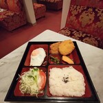 シルビア 綾瀬店 - シルビア弁当(目玉焼きデミグラスハンバーグ、ヒレカツ、ポテトコロッケ、焼鮭、お新香、サラダ、お味噌汁、ドリンク付)