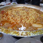 オモニ - 〆は、乾麺を入れて～