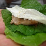 オモニ - サンチェとごまの葉を重ねて