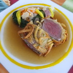 モナリザ - パリパリのじゃがいもをまとった仔羊のロースト ローズマリー風味ソース