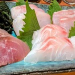 あられ屋 神田本店 - 刺身４種盛り+1種サービス（アカサバ、イトヒキ、イラ、マダイ、チヌ）