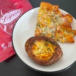 リヨンセレブ - 料理写真:とろたまカレーパン、オリジナルピザ