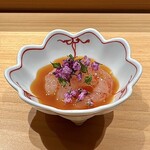 鮨 つぼみ - シマエビ 黄身醤油、穂紫蘇