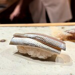 鮨 つぼみ - 小肌 佐賀より（新子と小肌の中間サイズ）