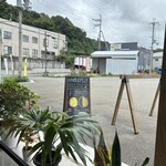 6PEACE PIZZA - 店内からの景色(道路側)❗️