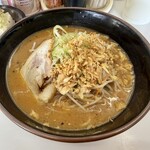 ラーメンとん太 - 料理写真:味噌ラーメン、にんにくチップ