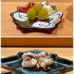 鮨 つぼみ - 写真上：新銀杏素揚げ
      写真下：新イカ ゲソ炙り