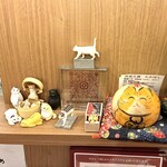 中華マオ - 店内には猫グッズがたくさん