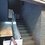 シナジー - エレベータ横の階段を上がると雰囲気が出ます。