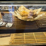 川越ベーカリー 楽楽 - ショーケース。すてき。