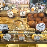 川越ベーカリー 楽楽 - ショーケース。次は何食べよう？