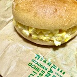 川越ベーカリー 楽楽 - コーンたっぷり。ま、食べる前から〈美味しい確定〉ですね。