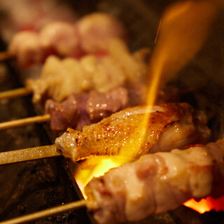部位ごとの旨みを楽しむ。備長炭の直火でじっくり焼き上げる焼鳥