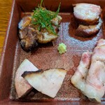 Ramen FeeL - 低温調理されたチャーシュー達。ビールと合います。