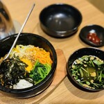 肉料理 玉屋 - 同行者が注文した石焼きピビンバ　スープ付き