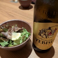 青ひげ 本店 - コウネのサラダと瓶ビール