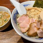 貝だし地鶏中華そば あん藤えのしま - 料理写真:つけ汁が醤油・塩・味噌から選べます。 麺には星があり生卵が練りこまれているそうだ。 何かの出汁に浸かった麺は低加水で小麦と魚介の風味をほのかに感じられる面白い麺。 つけ汁は味噌の甘味と酸味が強めのもの。 叉焼は肩ロースでしょうか。柔らかく脂が控えめで好かった。 黒鶏トリュフ味玉は半熟でトリュフの風味がちゃんとする。 穂先メンマは優しい食感と甘み。