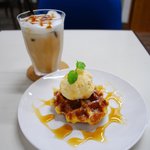宮島Cafe バンビーノ - アイスキャラメルラテとワッフルバニラアイス。。