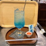 甘味処 雪屋 Conco - 青から変化してキラキラ輝くサイダー