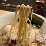 ラーメン GINZA  TON BOX - しっかり茹で上げられた喉越しの良い大成食品製?の中細ストレート麺
