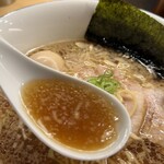 ラーメン GINZA  TON BOX - 細かな背脂が浮く醤油たつ豚清湯の旨味たっぷりの清湯醤油スープ