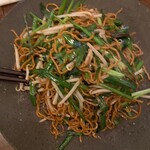 ドラゴン ショクドウ - ニラ満載の上海焼きそば