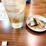 酒場オムロ - ハイボール、つき出し