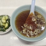珍々軒 - 湯呑みサイズではなく茶碗サイズのスープが嬉しい