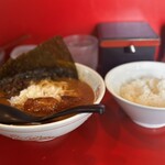 長浜らーめん 世田谷店 - とんこつ醤油海苔増しとライス