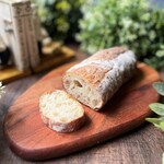 酵母パン屋 トゥルシー - 料理写真:バゲット（508円税込）