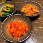 焼肉上野太昌園 - 左上からオイキムチ@¥650、白菜キムチ@¥650、カクテキ@¥650