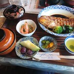 ドライブイン黒浜 - R7.10.5煮付け定食は2420円。炊きたてご飯が大変美味しい。お汁は潮汁。大盛はプラス100円になっていました。