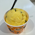 サーティワンアイスクリーム  - 料理写真:月夜のおさつバター 黒ごま入り(240kcal)