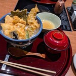 博多水炊き・鶏すき鍋 西新初喜 - 赤だしの湯葉がまた美味し。