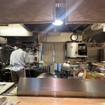 石臼挽き手打 蕎楽亭 - カウンター内の厨房