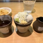 石臼挽き手打 蕎楽亭 - 左がひやむぎ、右が蕎麦用のつゆ