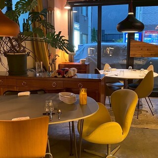 The interior, unified with Danish furniture, can be reserved for groups of 20 to 50 people.